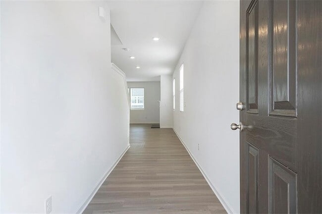 Building Photo - 5740 Thornton Dr