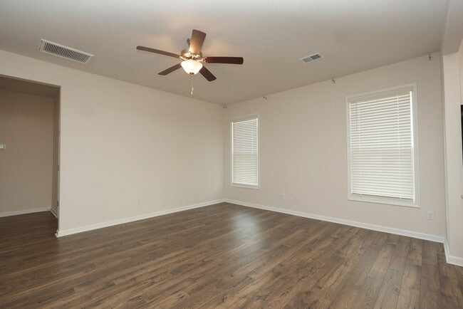 Building Photo - Charming 3 beds 2.5 bath Home in Sherrills Ford!