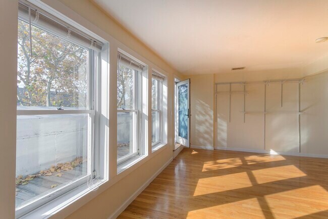 Building Photo - 110 Morris St