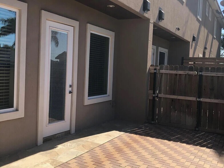 Building Photo - 3010 S L Ln