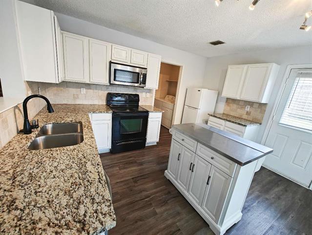 Building Photo - 1720 Pebble Brook Way