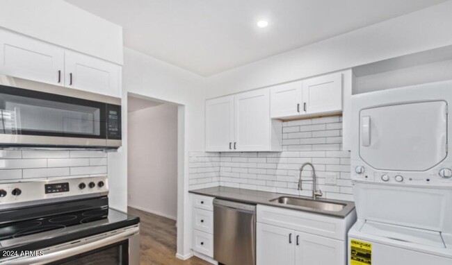 Building Photo - Coronado Area of Phoenix Remodeled 2 Bed 1...