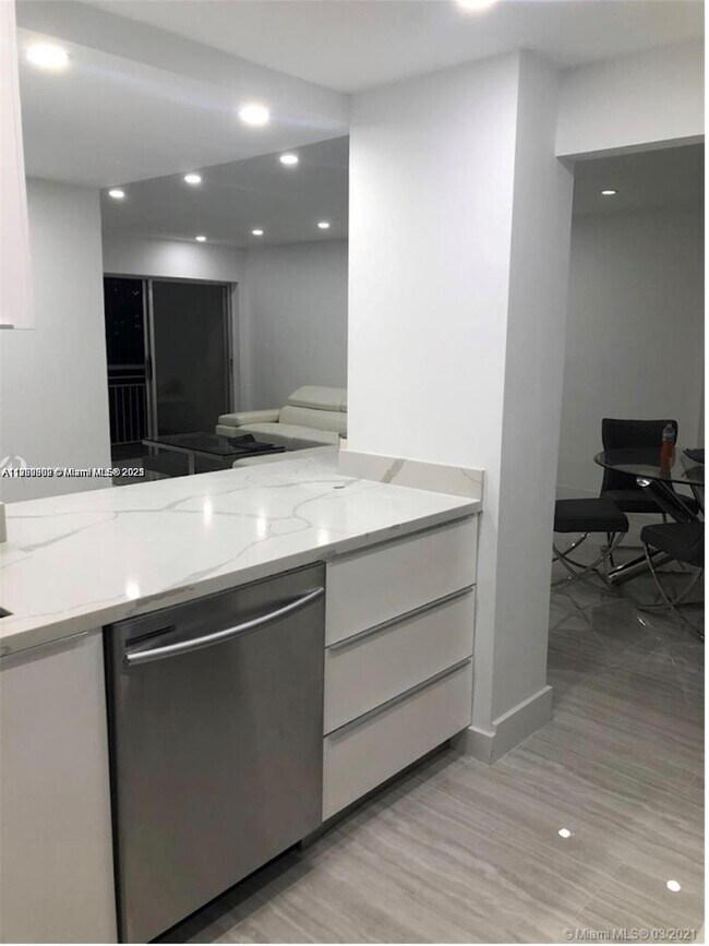 Building Photo - 400 Kings Point Dr