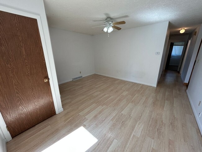 Building Photo - 5 Bed 2 Bath Home with 2 Car Attached Garage in Quiet Nice Neighborhood.