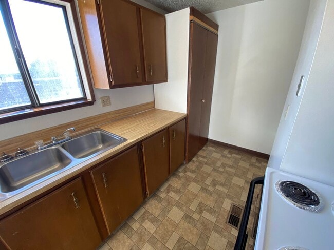 Building Photo - Cozy 3 Bedroom 1 Bath Home with Large Yard & 1 Car Attached Garage