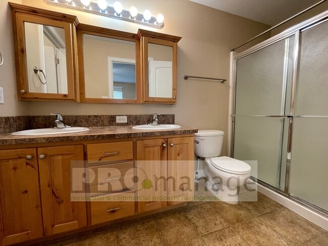 Building Photo - 4 Bed, 3 Bath Town Home w/ 2 Car Garage - ...