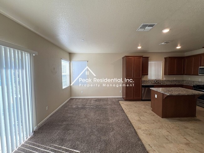 Building Photo - Spacious 4bd/2ba House - Gated Community