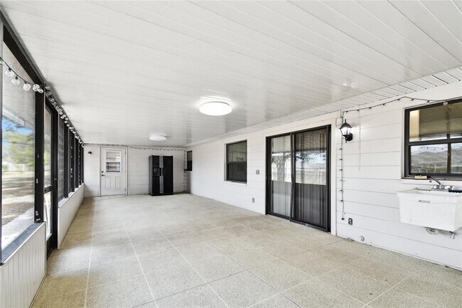 Building Photo - 1102 Shadowbrook Dr N