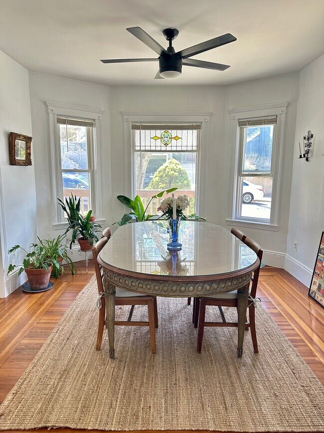 Building Photo - The Perfect 2bed/1bath with Porch, Private...