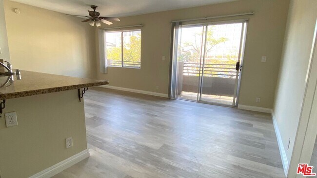 Building Photo - 701 S Kingsley Dr