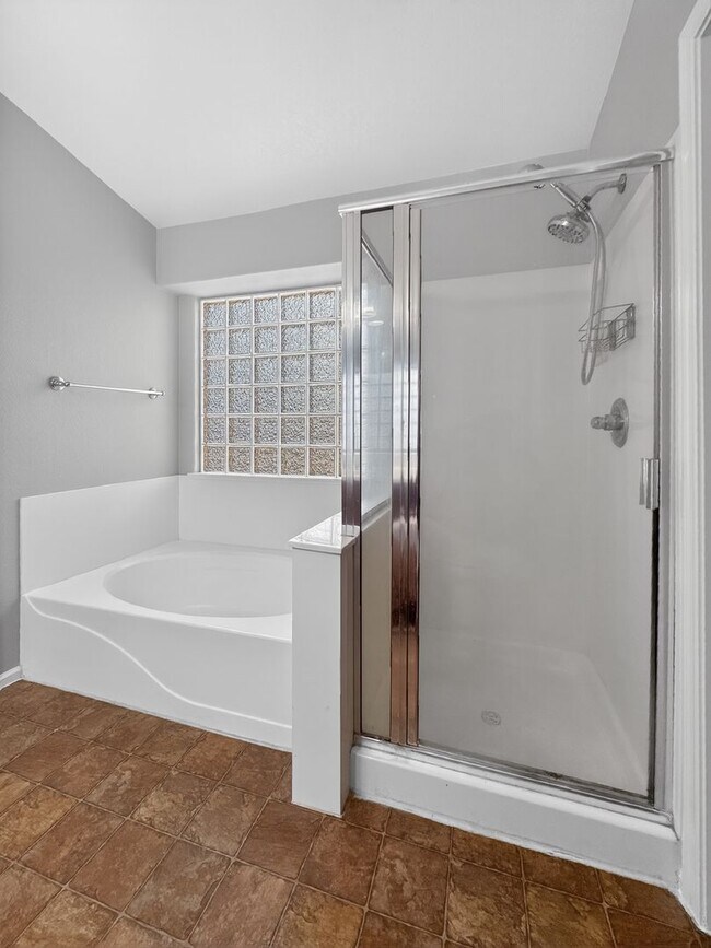 Building Photo - Beautifu;l 4Bed/2.5Bath, Private Pool Home!