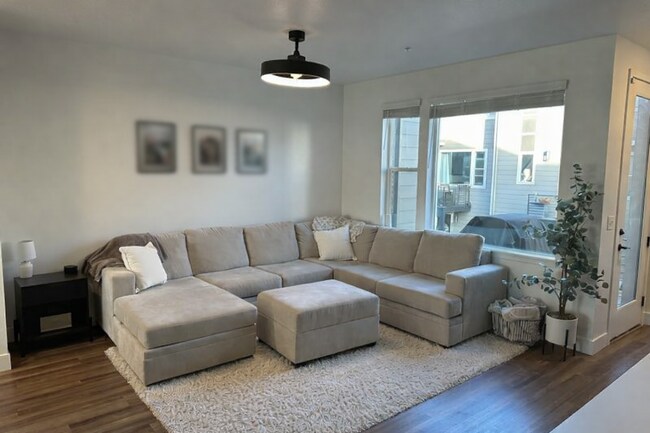 Building Photo - Westminster Station - Almost new- Pride Of Ownership!