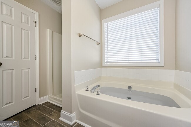 Building Photo - 1505 Queen Elizabeth Dr