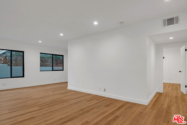 Building Photo - 950 Havenhurst Dr