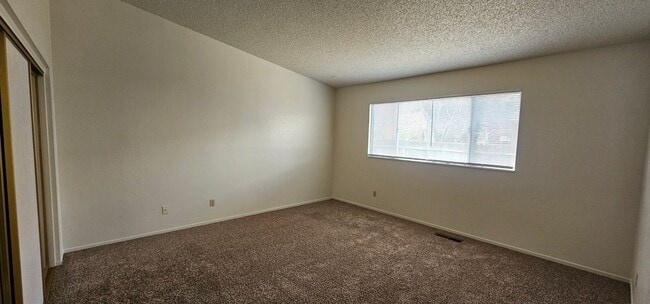 Building Photo - Single Story 3 Bedroom, 2 Bath, 2 Car Garage, Desirable Seeliger Neighborhood