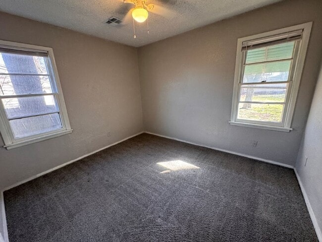 Building Photo - 2 bed 1 bath in OKC! New paint and ready for move in!