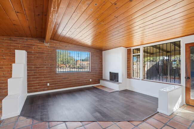 Building Photo - 6814 E Koralee St