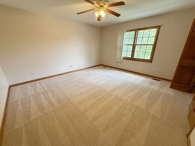 Building Photo - 2436 Putnam Dr