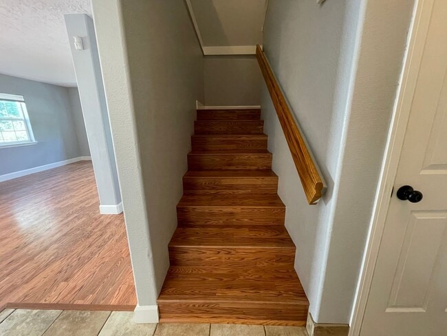 Building Photo - SE Home 3Bd/2.5Ba Home Close to the Willamette River off McLoughlin Blvd. 2 Car Garage and Washer...