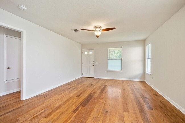 Building Photo - Charming East Austin 2 Bedroom, 2 Bath Home off of Cesar Chavez