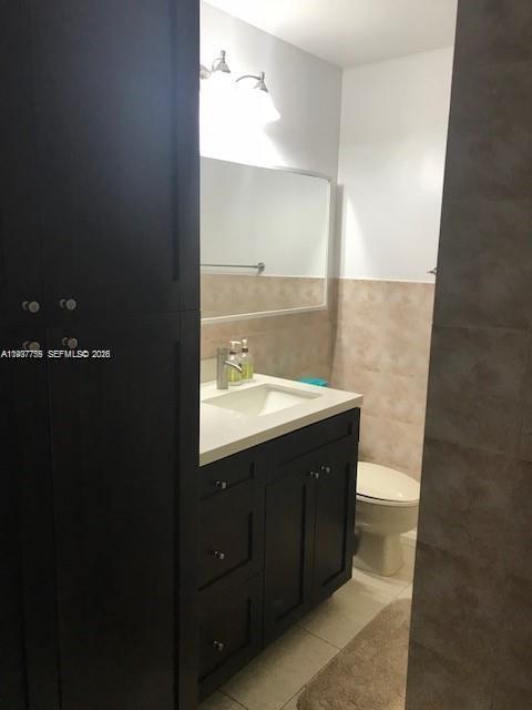 Building Photo - 10794 N Kendall Dr