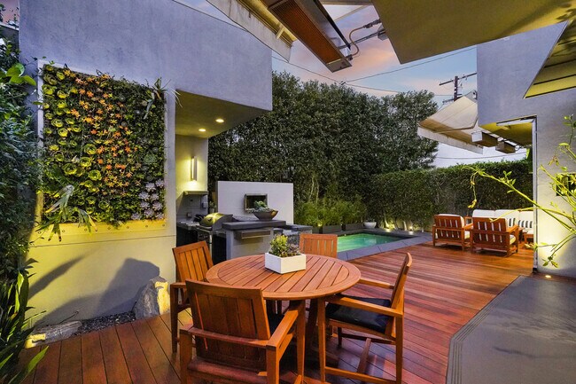 Building Photo - 8735 Dorrington Ave