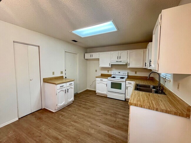 Building Photo - Charming 3/2 in Pipers Meadow  ~  *NO HOA*...