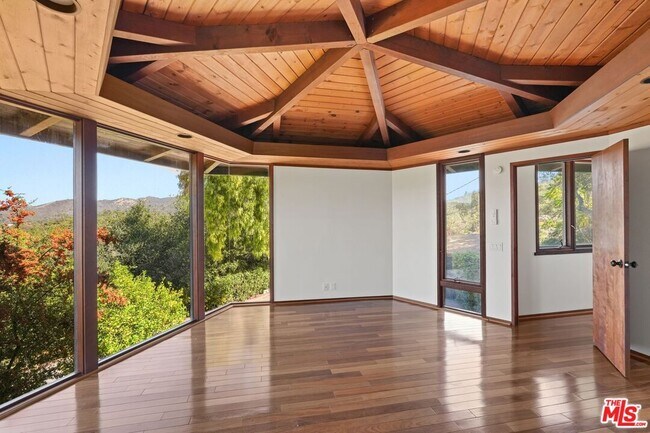 Building Photo - 21277 Entrada Rd