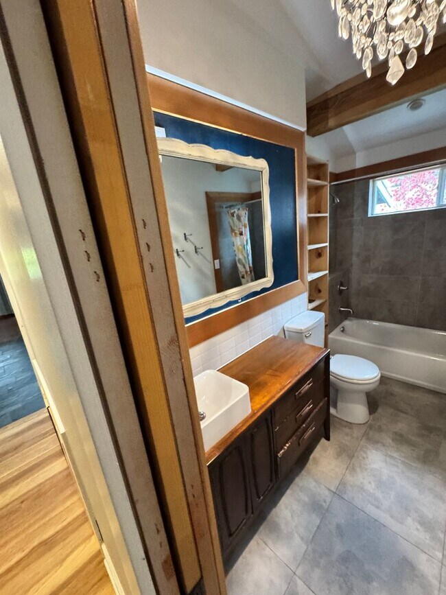 Building Photo - Eclectic Portland Home with Modern Touches...