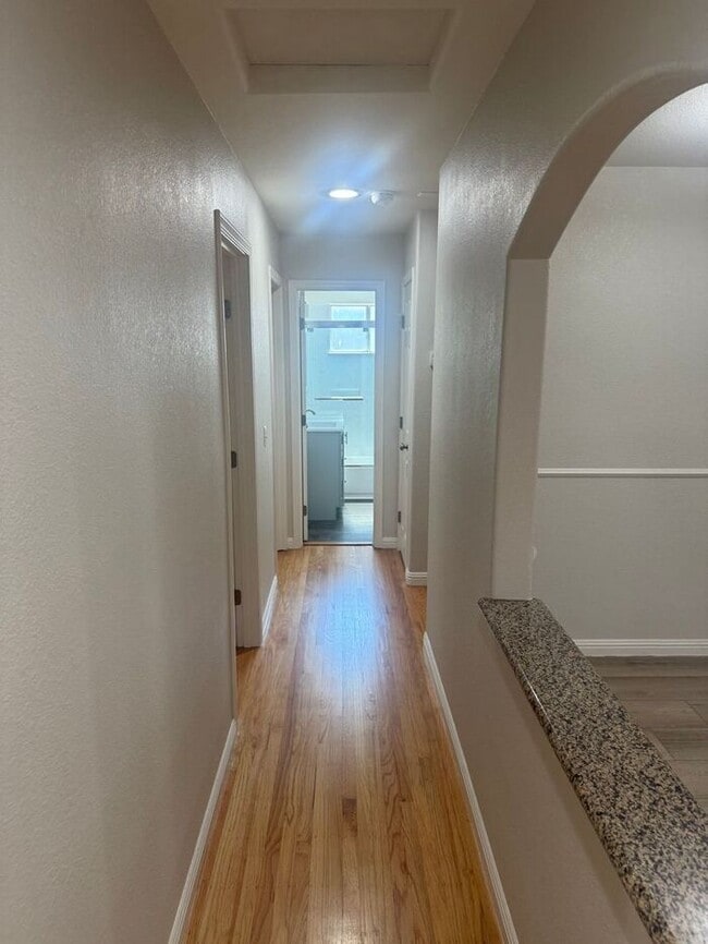 Building Photo - Beautiful 3 bedroom 1.5 House