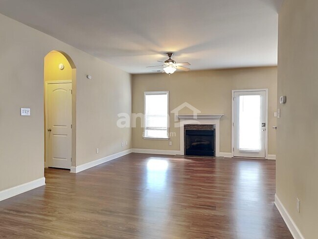 Building Photo - 220 Ash Dr