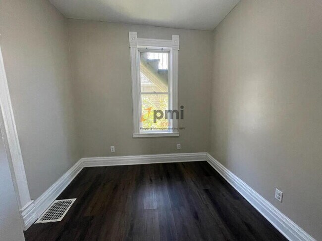 Building Photo - 424 E 10th St