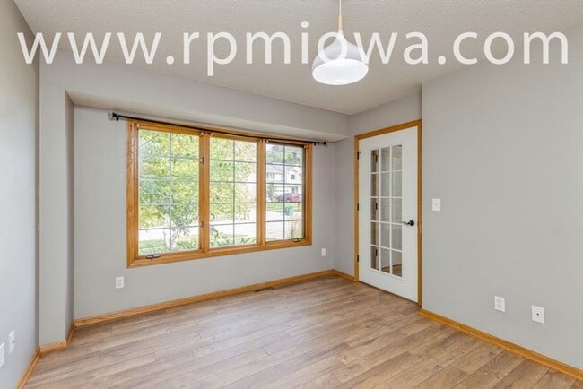 Building Photo - GREAT LOCATION!! 4 Bedroom, 3.5 Bathroom Home in West Des Moines