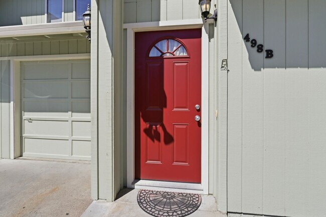 Building Photo - Great 3 Bedroom Townhome with Garage!