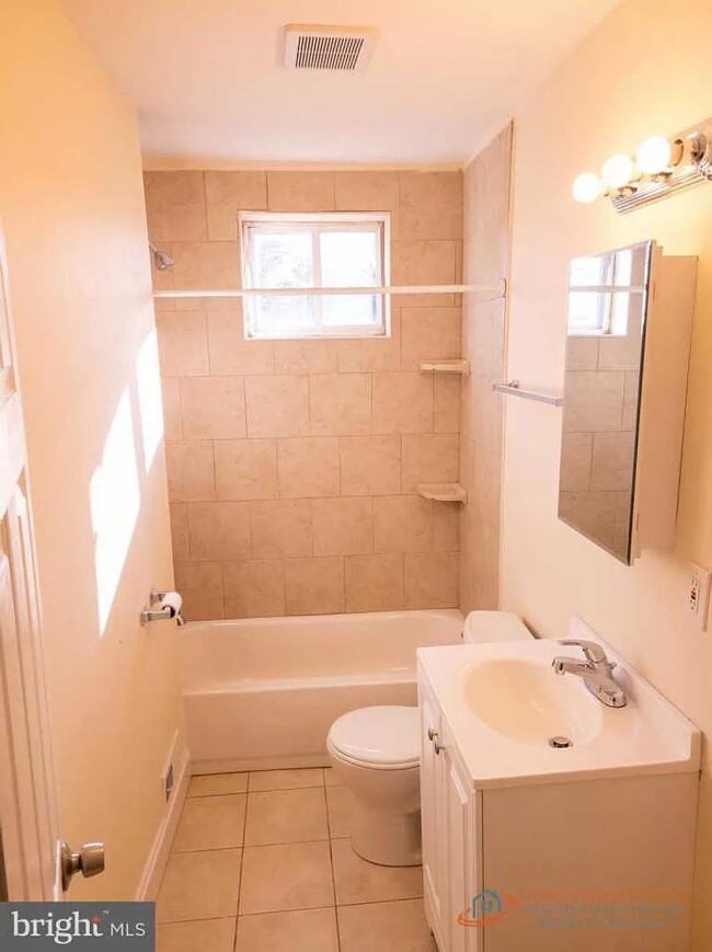 Building Photo - Baltimore Rowhome For Rent