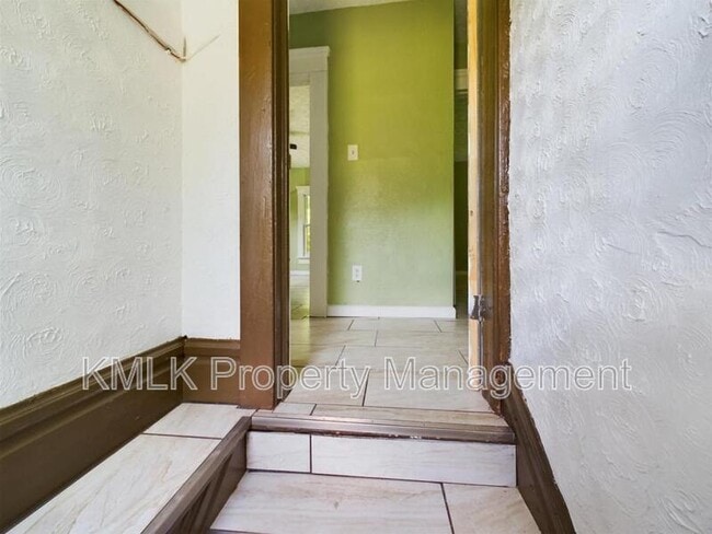 Building Photo - 187 W Long St