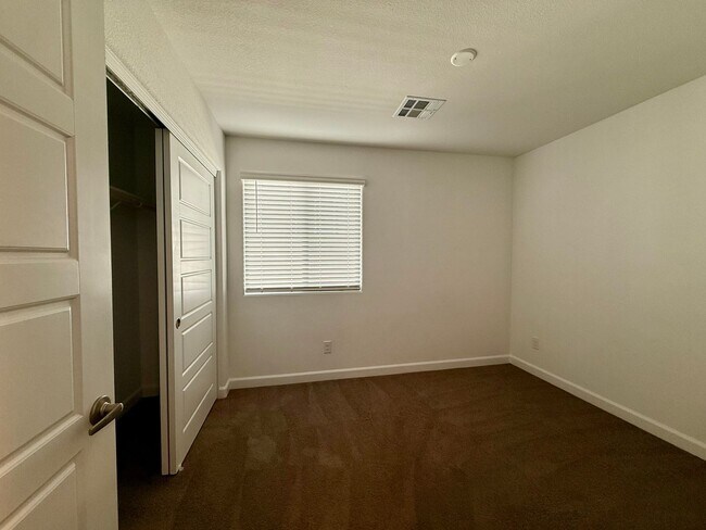Building Photo - 3 BED 2.5 BATH 2 CAR GARAGE TOWNHOUSE w/ P...