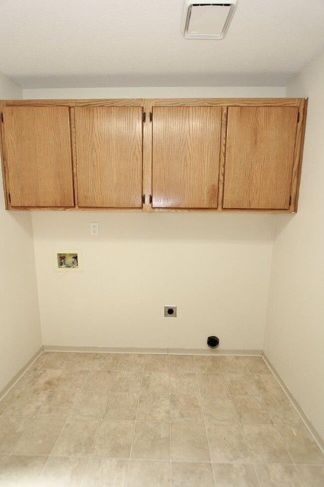 Building Photo - 12053 W Hickory Dr