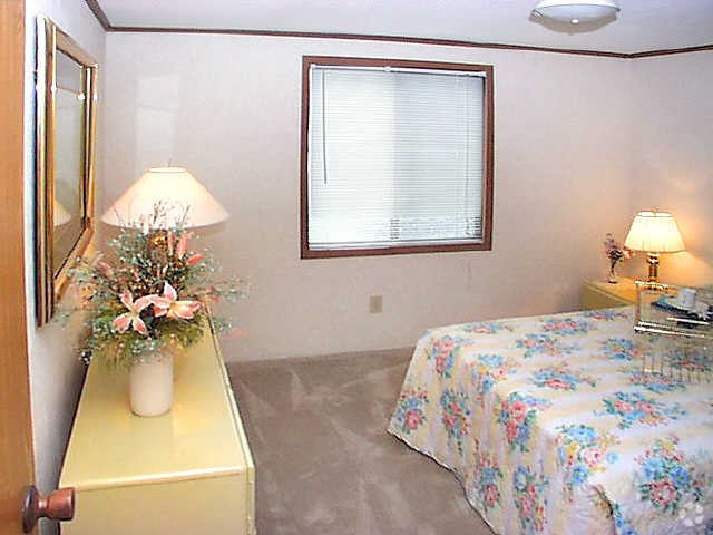 Bedroom - Lindendale Apts