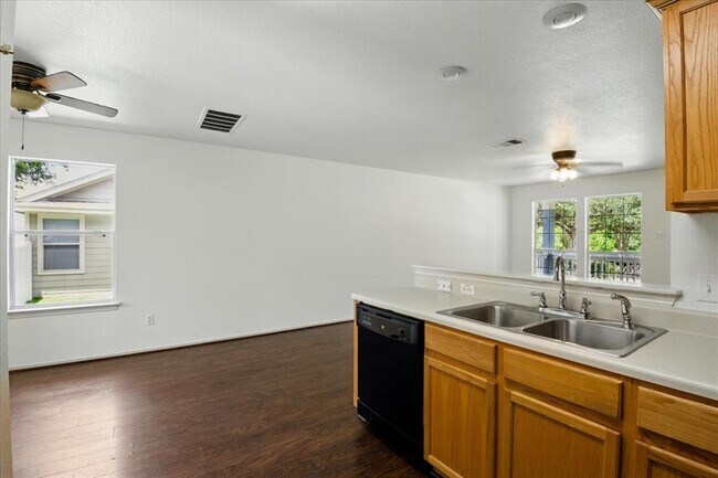 Building Photo - 508 Crater Lake Dr