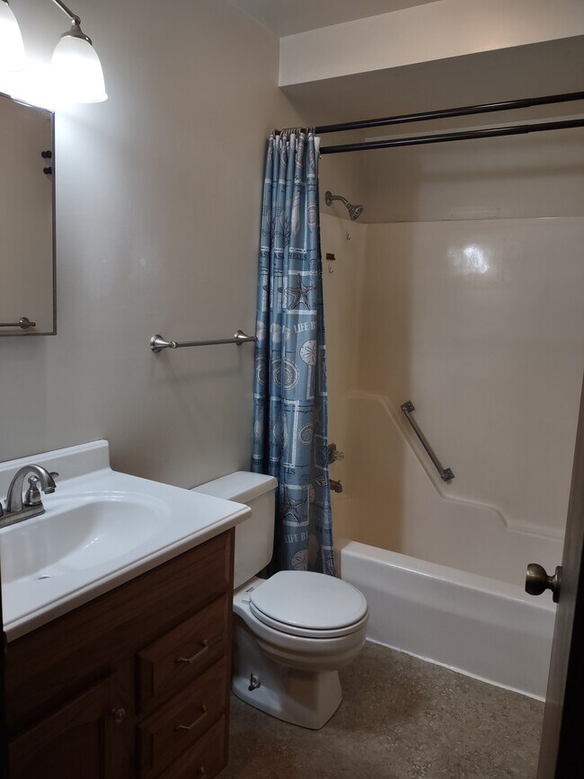 Bathroom upstairs - 3810 Gettysburg St
