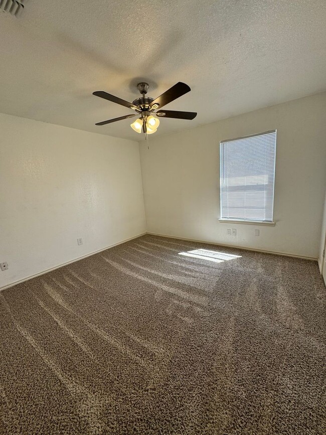 Building Photo - Move in Special! 2 Bedroom 1.5 Bathroom To...