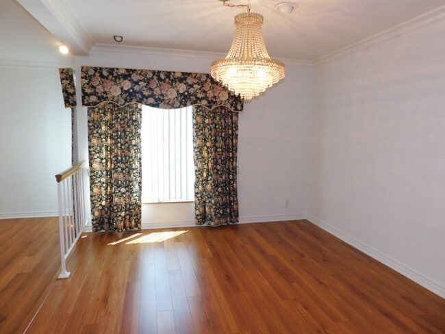 Building Photo - Spacious 4 bedroom 2.5 bath two soty house...