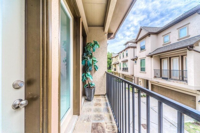 Building Photo - 444 N Live Oak St