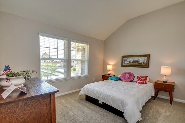 Building Photo - 25710 Oakwood Knoll Dr