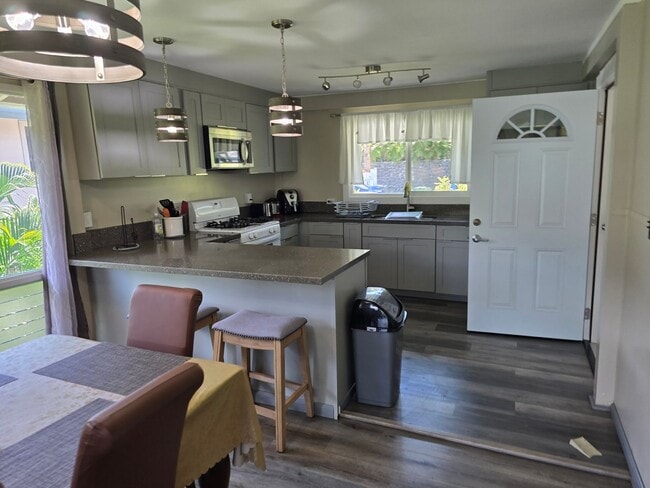 Building Photo - Central, 4 Parking Available, Furnished or...