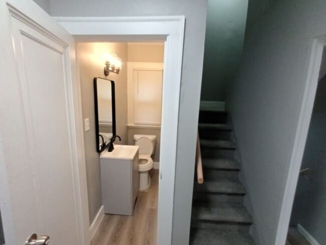 Building Photo - Charming 3 bedroom/1.5 bath Brick Home - Now Available!