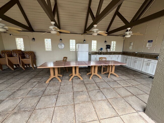 Building Photo - Yacht Harbor Towers (Ala Moana)-1282 sf, 2 bed+den, 2 bath, 2 prkg-INCLUDES UTILITIES