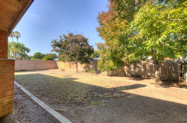 Building Photo - 1450 E Los Altos Ave