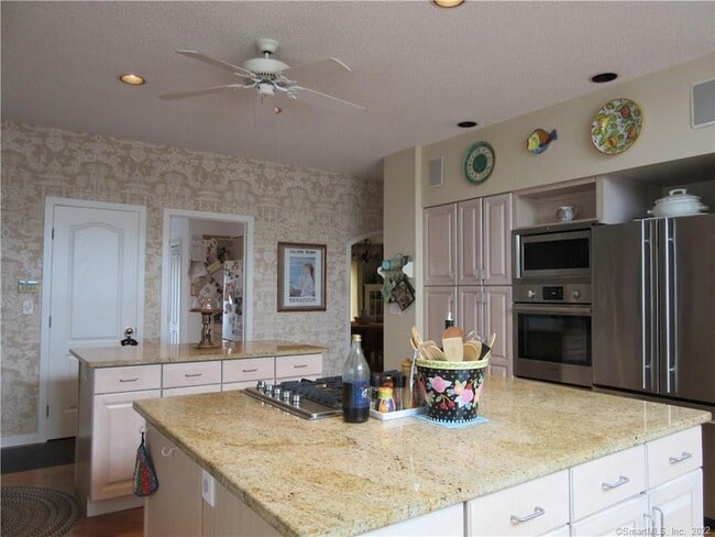 Building Photo - 18 Fox Run